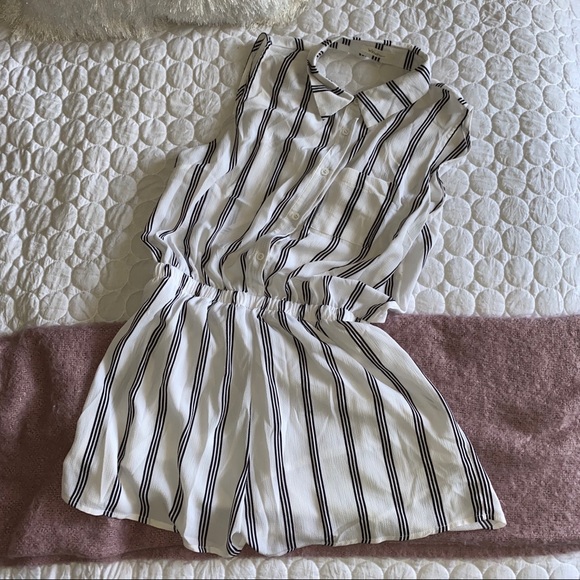 White romper with black stripes - open back - Picture 1 of 3